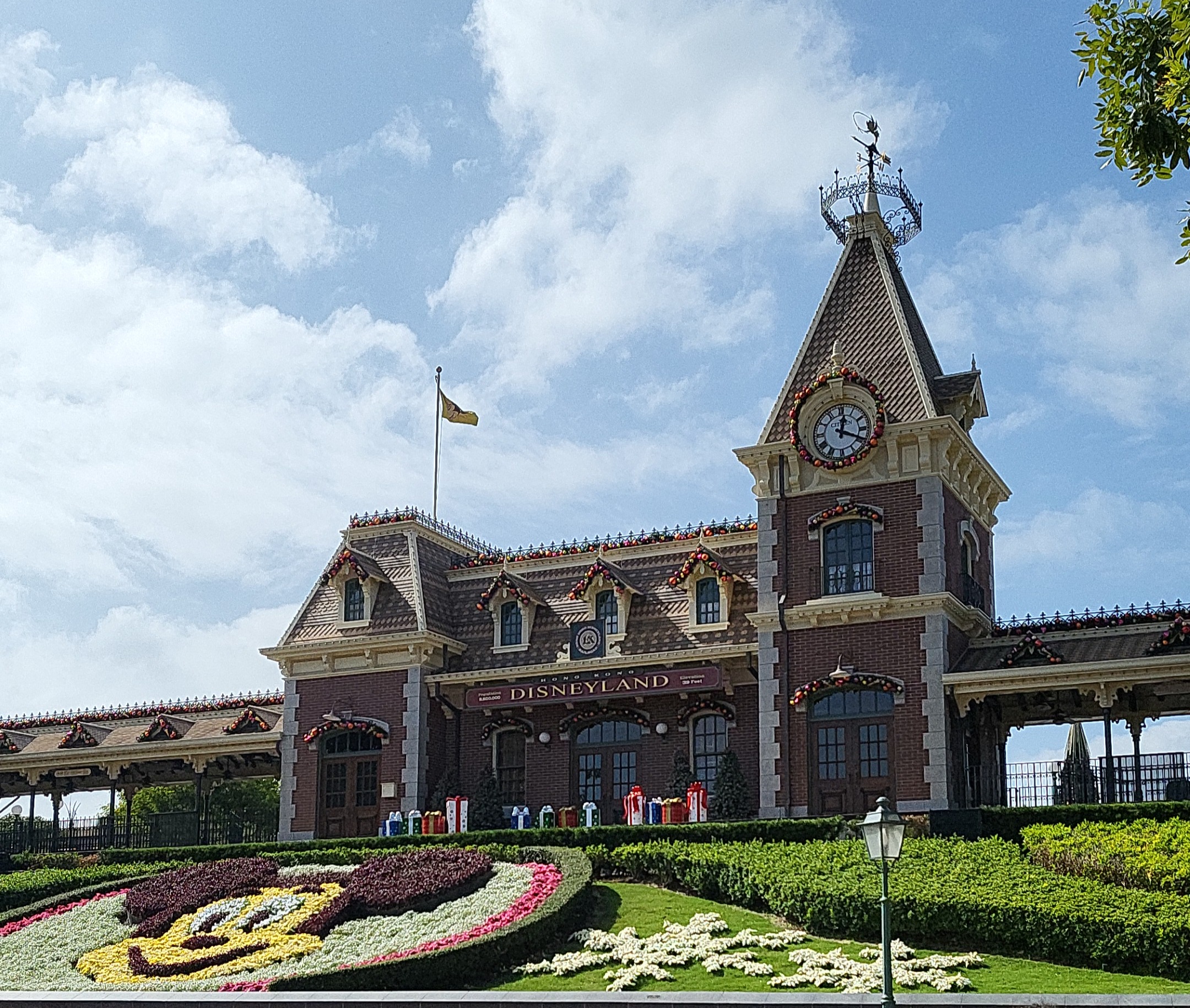 Nearby Attraction: Hong Kong Disneyland | AKI MGallery